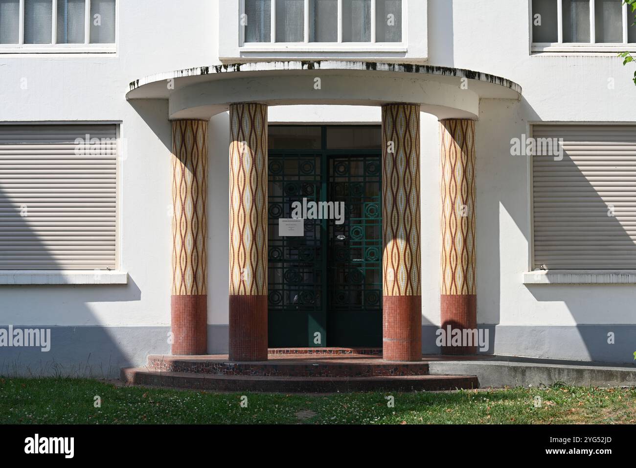 Entrée moderne, moderniste ou Art déco de l'ancien bâtiment des Archives Départementales (1937) par R.. Fourcaud, Tarbes Hautes-Pyrénées France Banque D'Images
