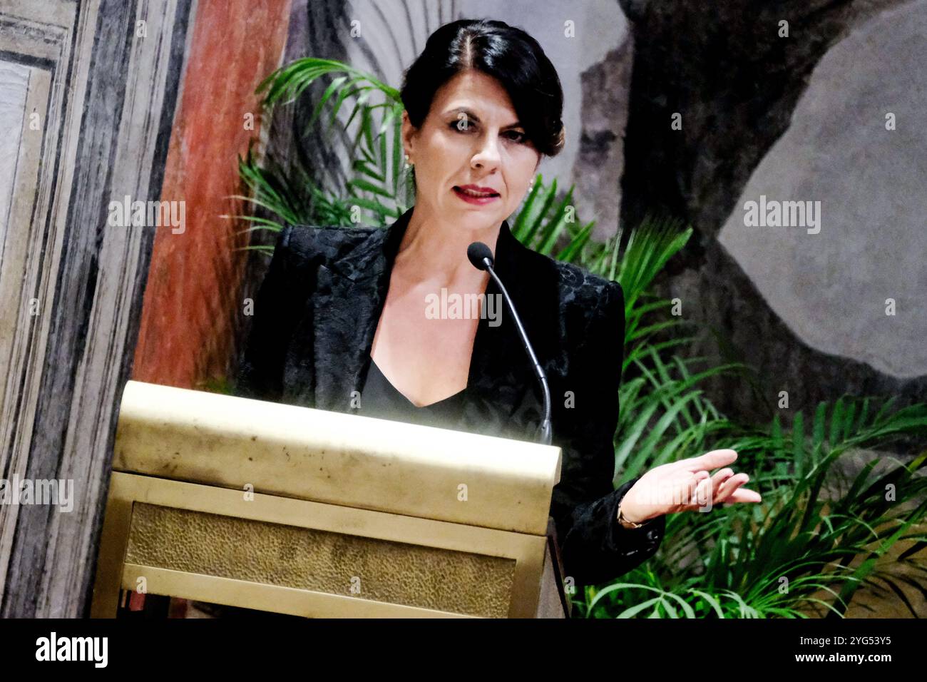 Roma, Italie. 06 novembre 2024. Geppi Cucciari, conduttrice televisiva, in occasione del convegno ‘le sfide del Servizio Pubblico, ripensare il servizio radio televisivo nell'era digitale'. Senato a Roma, Mercoledì ; 06 novembre 2024 (foto Mauro Scrobogna/LaPresse) Geppi Cucciari, animateur de télévision, à l'occasion de la conférence "les défis de la fonction publique, repenser la radio et la télévision à l'ère numérique". Sénat à Rome - mercredi 06 novembre 2024. (Photo de Mauro Scrobogna/LaPresse) crédit : LaPresse/Alamy Live News Banque D'Images