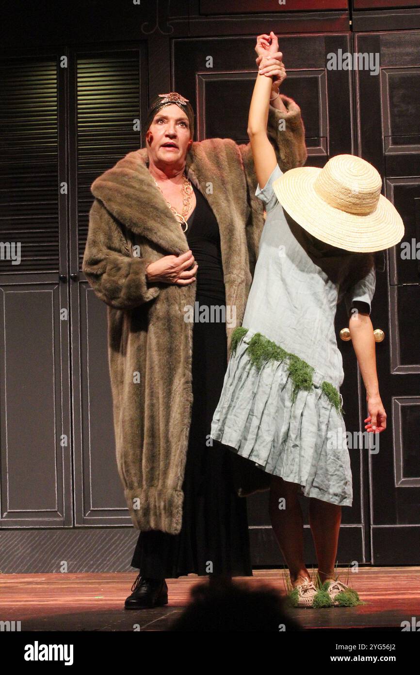 Katy Karrenbauer und und Anna Julia Antonucci BEI der Probe zum Theaterstueck „Sherlock Holmes : Der Fall Moriarty“ AM 6.11.2024 in der Komoedie Winter Banque D'Images