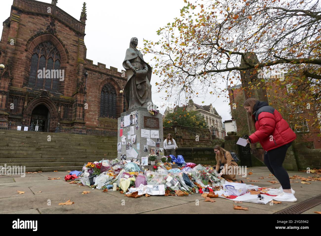 Wolverhampton, Royaume-Uni. 06 novembre 2024. Les gens rendent hommage à Liam Payne au pied de la statue de Lady Wulfrun à la St Peters Collegiate Church crédit : Gustavo Pantano/Alamy Live News Banque D'Images