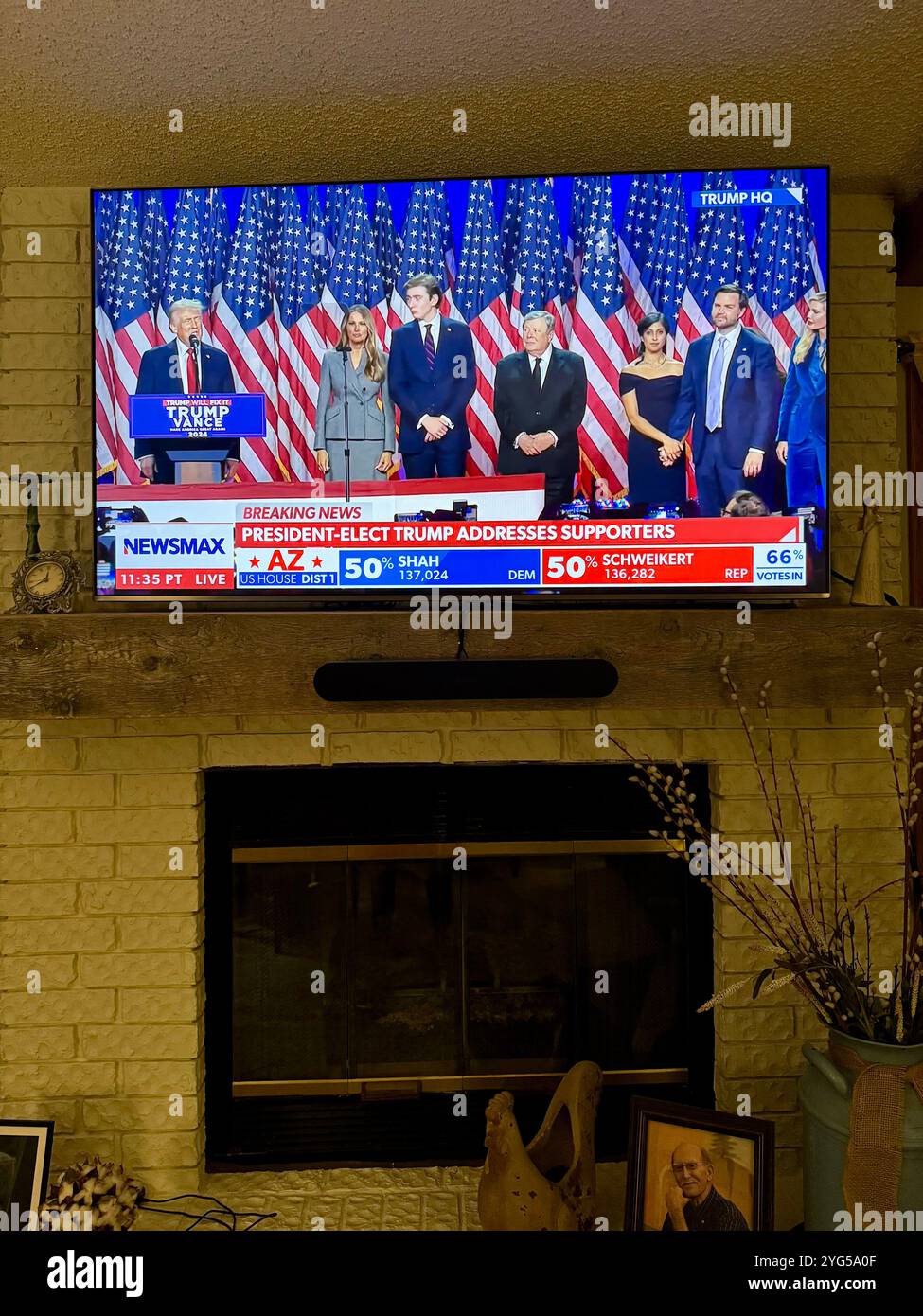 Donald Trump post WIN discours debout avec la famille et les partisans après avoir remporté la présidence pour être le 47e président des États-Unis d'Amérique. Banque D'Images