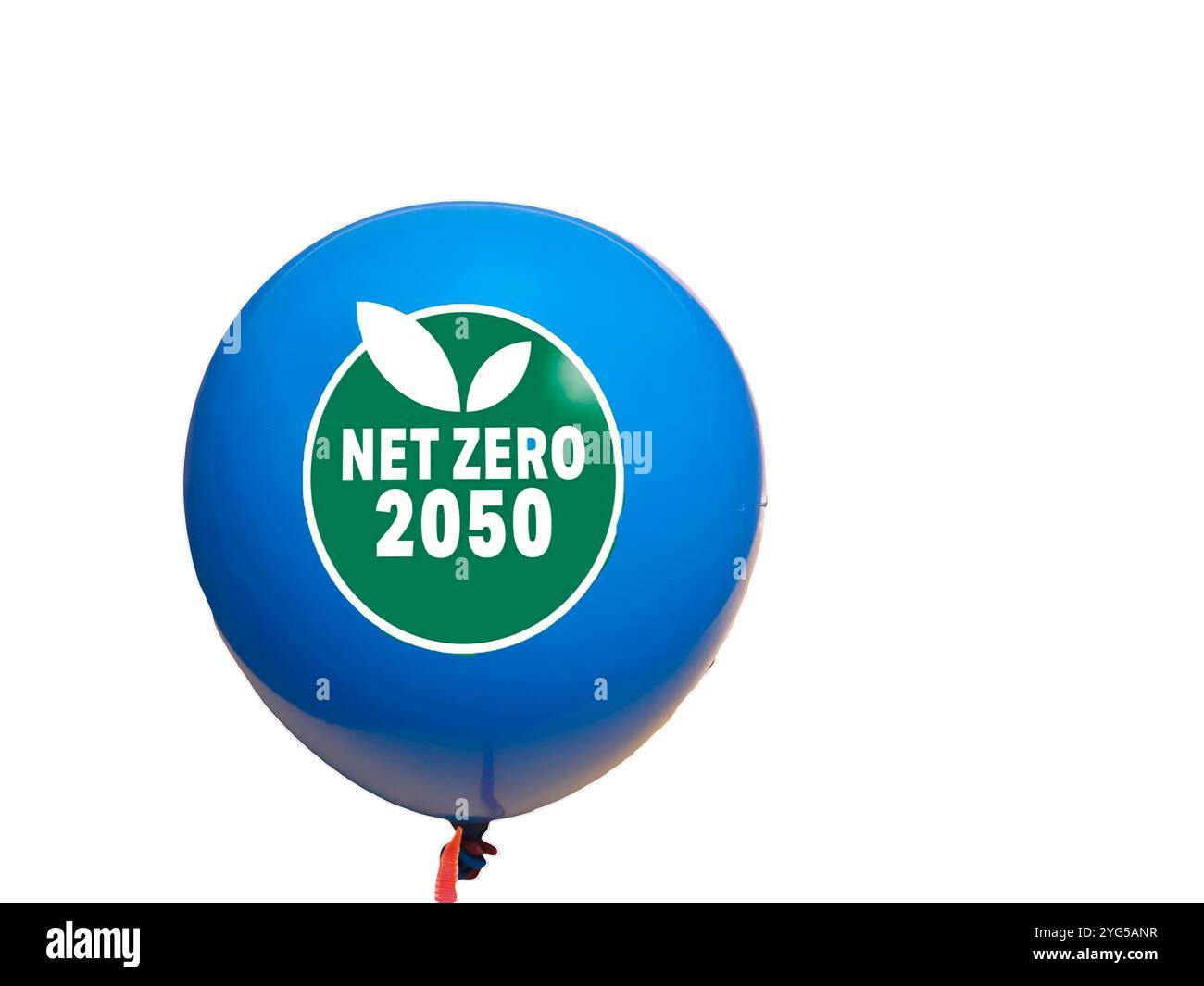 Concept zéro net et neutre en carbone. Net Zero texte sur un ballon avec 2050 cible sur fond blanc Banque D'Images