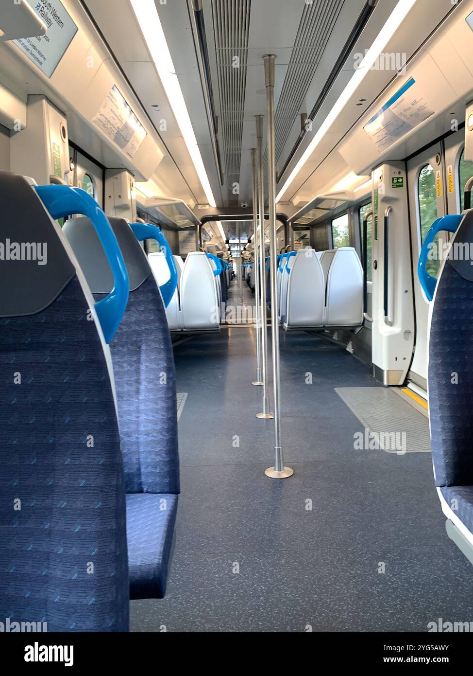 Londres, Royaume-Uni. 16 octobre 2024. L'intérieur d'un nouveau train SW trains en route vers Londres. Crédit : Maureen McLean/Alamy Banque D'Images
