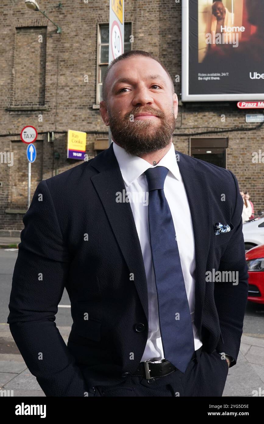 Le combattant des arts martiaux mixtes Conor McGregor devant la haute Cour de Dublin, où il doit comparaître pour une affaire de blessures corporelles contre lui. Date de la photo : mercredi 6 novembre 2024. Banque D'Images