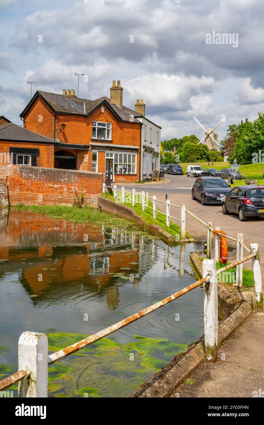 Le moulin à vent et l'étang à Finchingfield Essex Banque D'Images