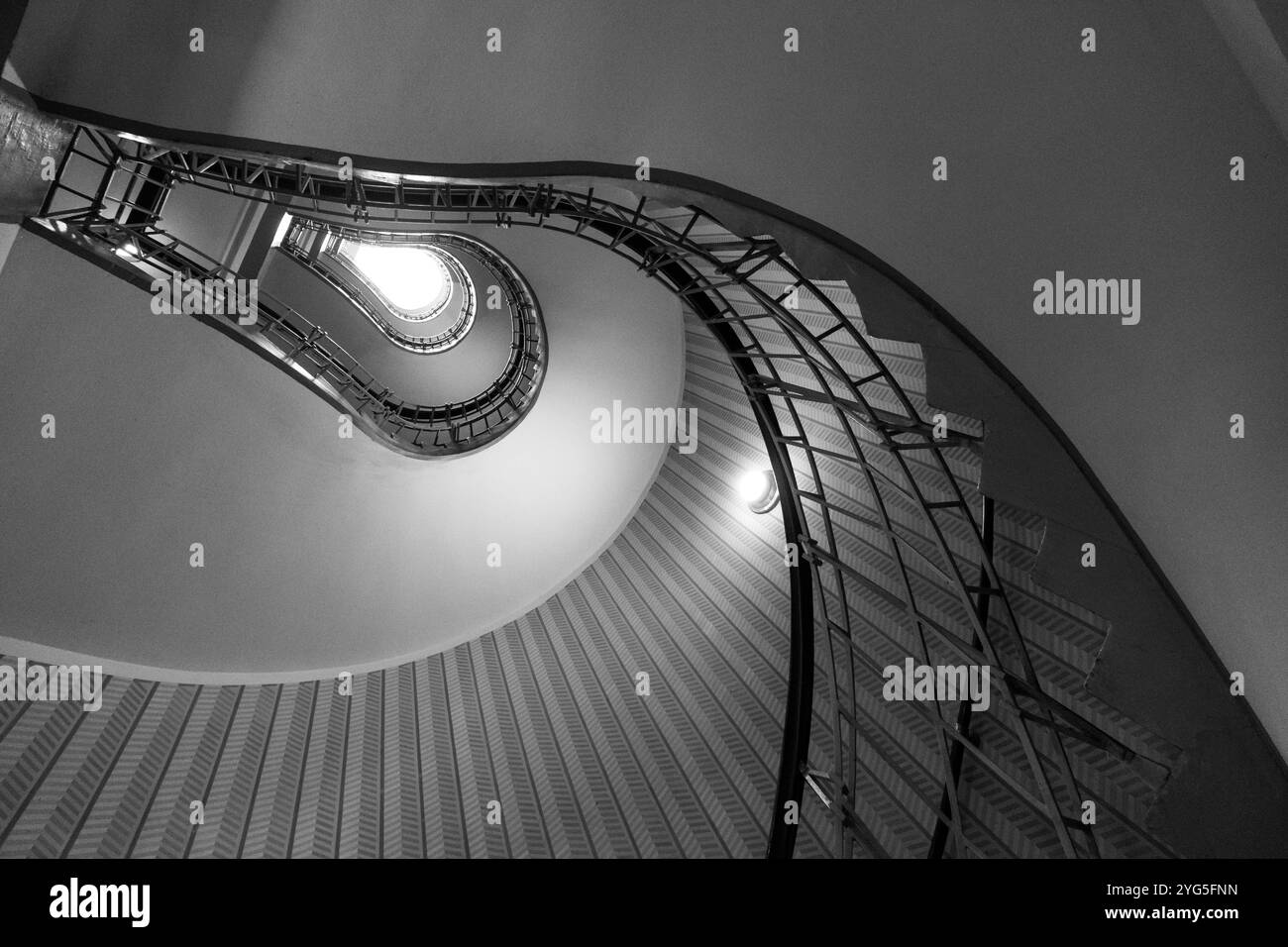 Escalier en colimaçon de la Maison de la Vierge Noire, à Prague, République tchèque, conçu dans le style cubiste au début du XXe siècle. Banque D'Images