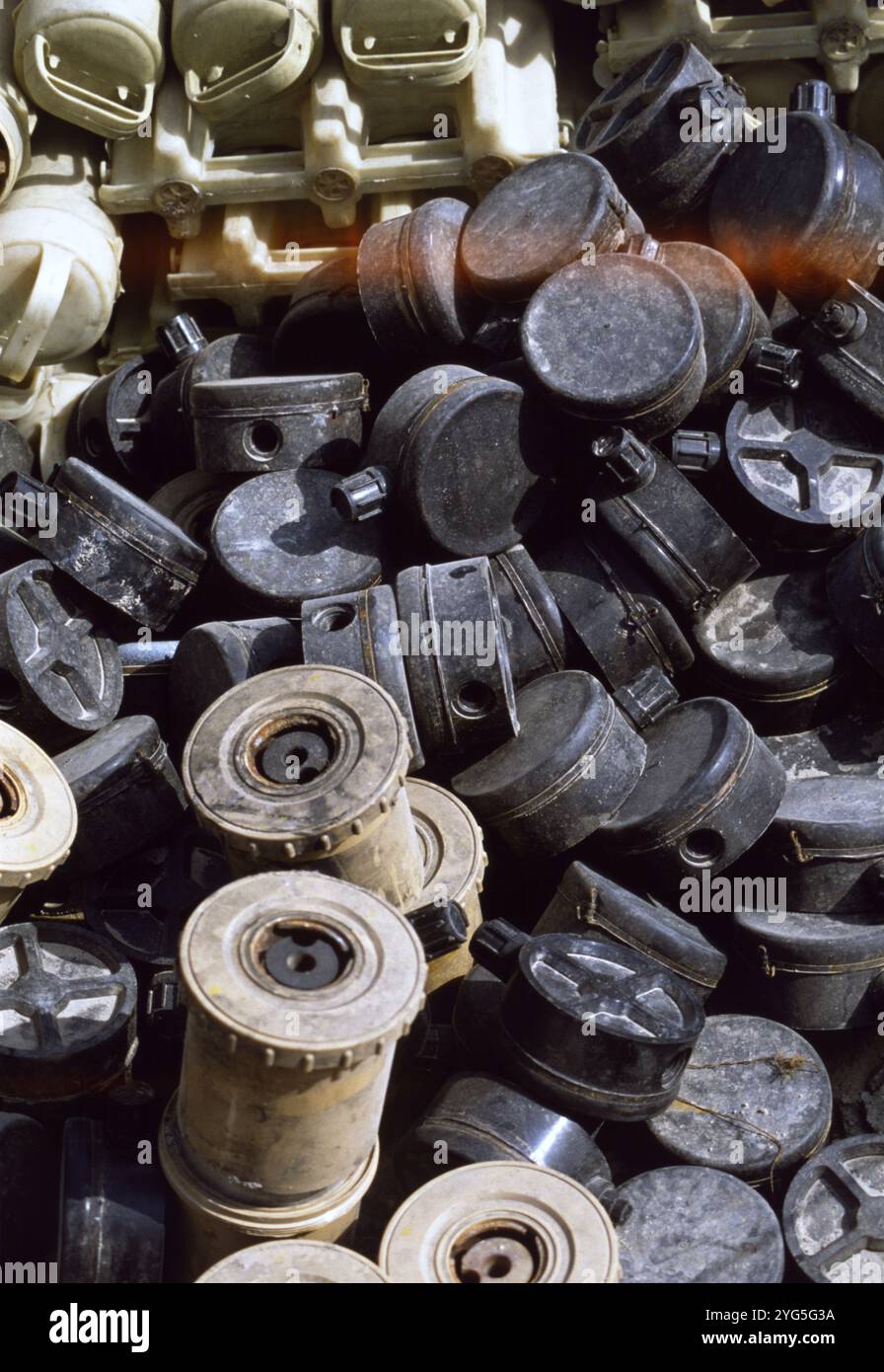 Première guerre du Golfe : le 10 mars 1991 abandonne les munitions irakiennes, principalement les mines antipersonnel et les bombes de mortier, sur la plage d'Anjafa à Koweït City. Banque D'Images