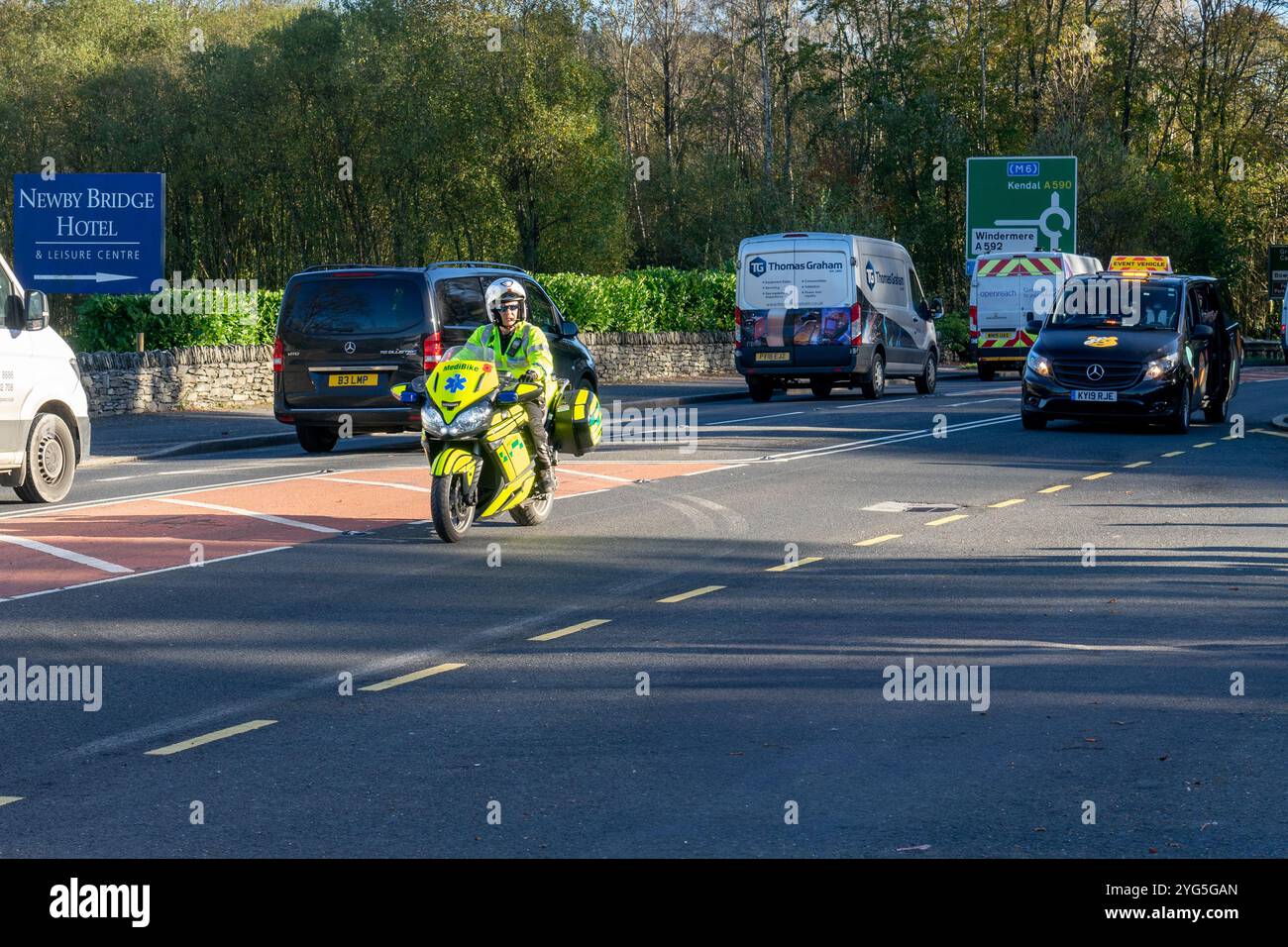 L'équipe Medibike de BBC Children in Need Appeal dirige l'équipe, dont Matt Baker, personnalité de la télévision, à travers le Lake District anglais pour collecter des fonds Banque D'Images