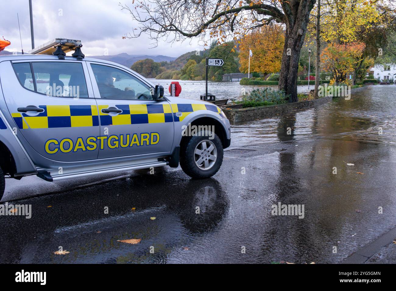 Un camion 4x4 de la Garde côtière s'approche d'une section de route inondée causée par de violentes tempêtes récentes dans la région des lacs anglais Banque D'Images