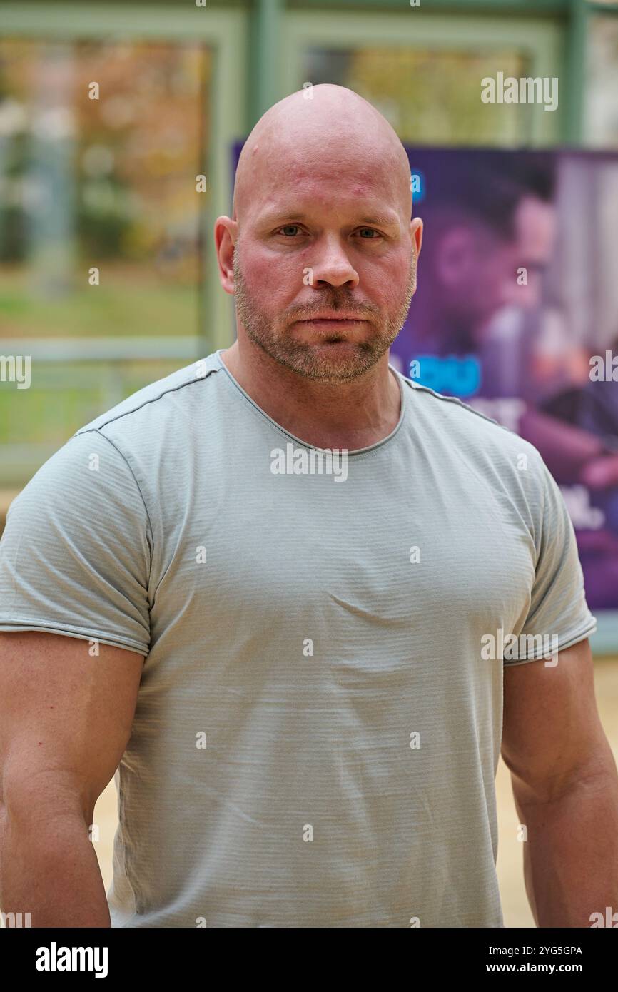 Die Diakonie Deutschland will mit der Pflegekampagne Sechs Bausteine fuer eine gute Pflegereform den Druck auf die Politik erhoehen. SIE forderte am Mittwoch, 06.11.2024, in Berlin eine Pflegevollversicherung, die soziale Absicherung pflegender Angehoeriger und eine gesetzliche Verpflichtung fuer Kommunen zu einer lokalen Altenhilfeplanung im Foto vom 06.11.2024 Pressekonferenz mit Ricardo Lange, Intensivpfleger und Pflege-Aktivist. Siehe epd-meldung vom 06.11.2024 USAGE ÉDITORIAL SEULEMENT *** Diakonie Deutschland veut augmenter la pression sur les politiciens avec sa campagne CARE six bloc de construction Banque D'Images