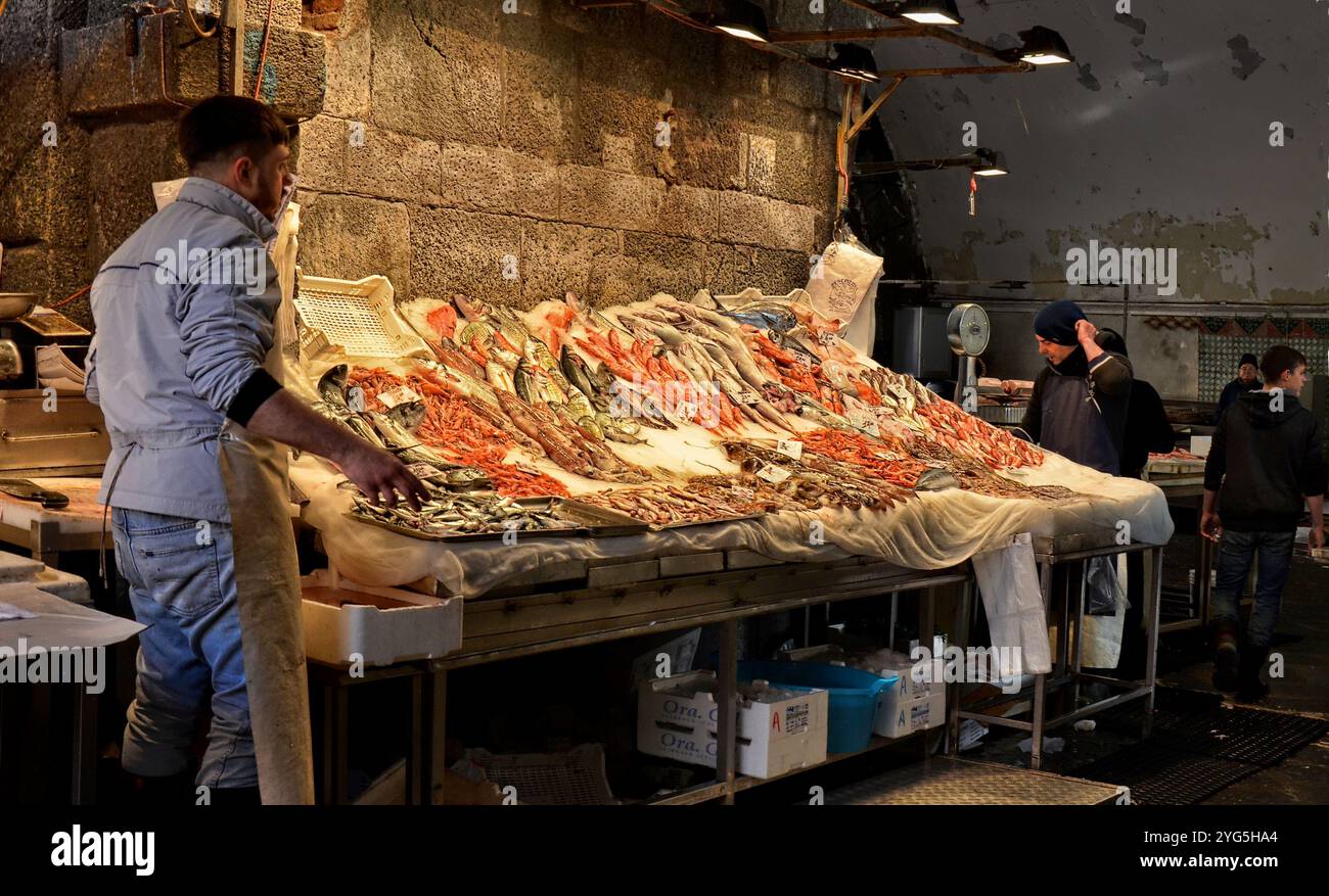 A' Piscaria Mercato del Pesce. Marché aux poissons de Catane, Sicile, Italie. Banque D'Images