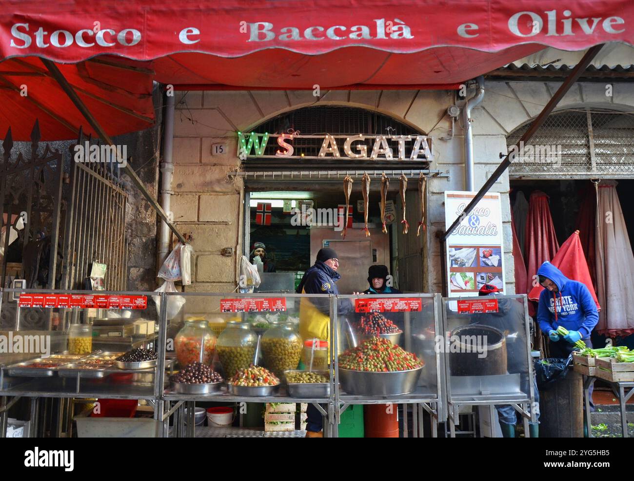 Poissons, morue et olives dans un marché alimentaire traditionnel à Catane, Sicile, Italie. Banque D'Images