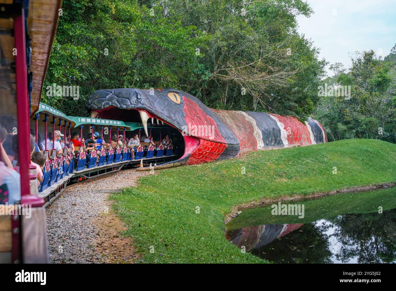 Train entrant dans une bouche de serpent corallien géante - Fantasy Land au parc à thème Beto Carrero World Banque D'Images