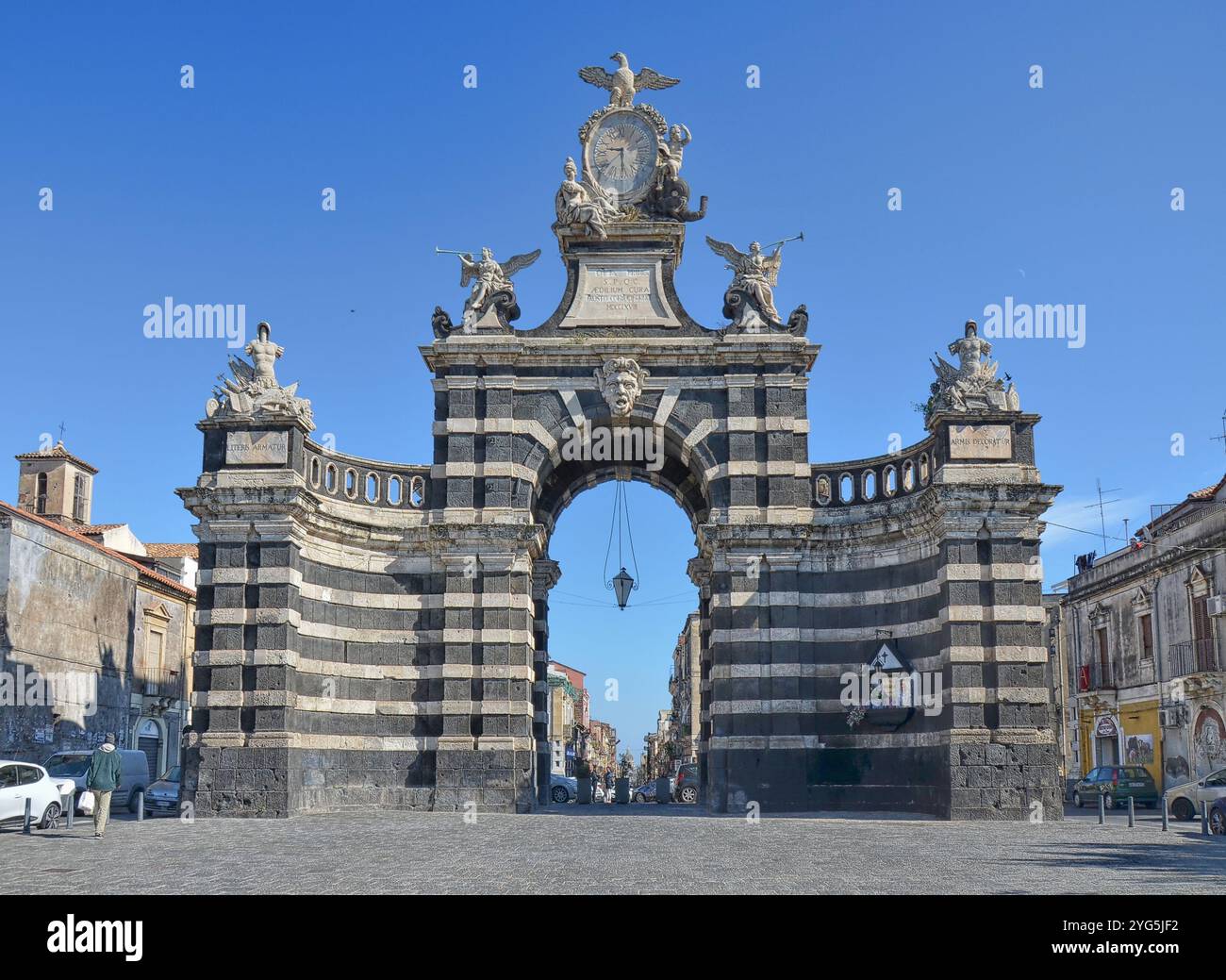 Porta Garibaldi, construite à l'origine sous le nom de Porta Ferdinandea ou Porta Ferdinanda, est un arc de triomphe, construit en 1768, situé à Catane, en Sicile, en Italie. Banque D'Images