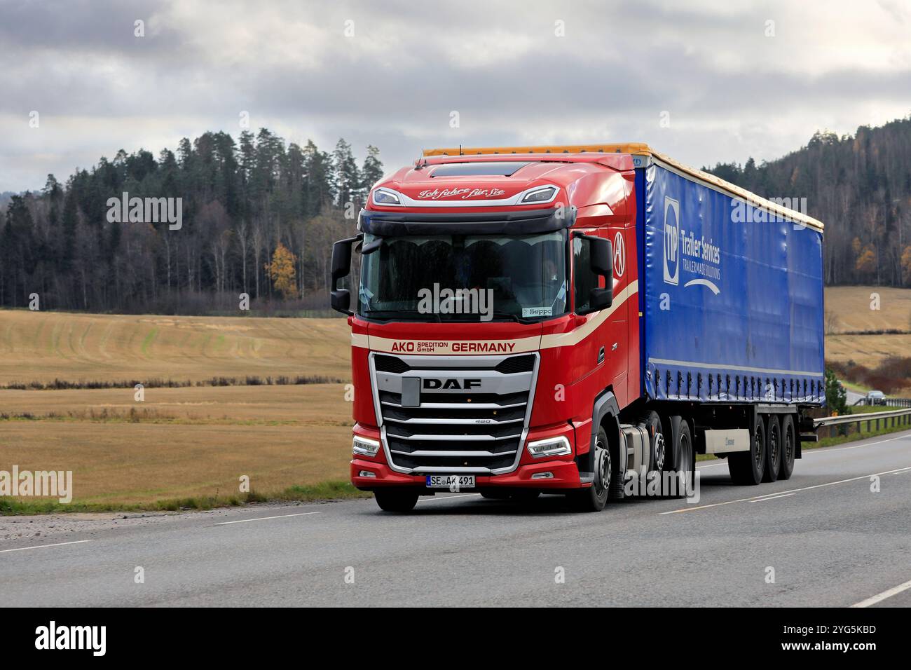 Red DAF XG 480 camion AKO Spedition GmbH tire semi-remorque dans la circulation routière par un jour nuageux de l'automne. Copier l'espace. Salo, Finlande. 25 octobre 2024. Banque D'Images