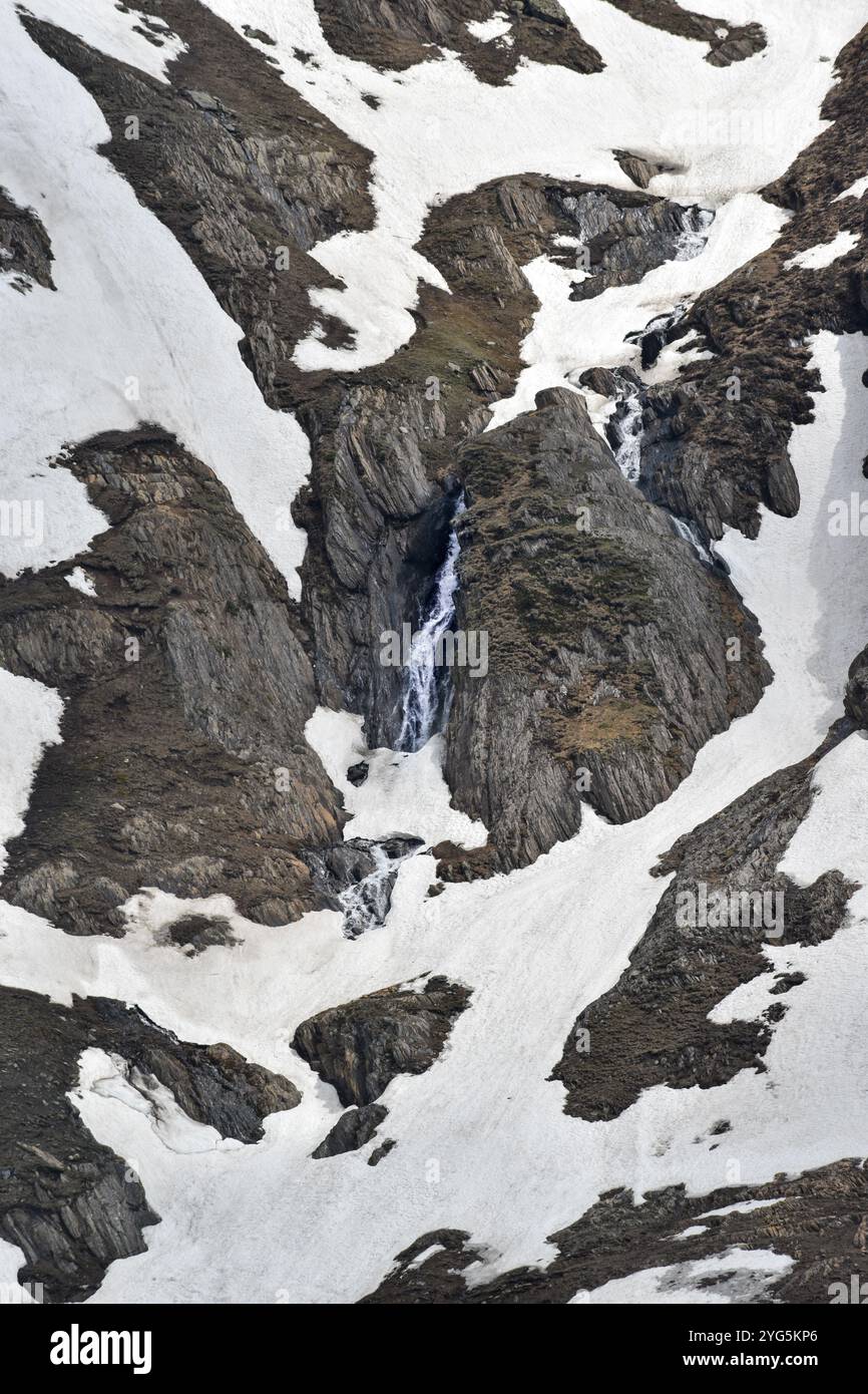 La beauté où la glace fond et coule comme de l'eau entre les montagnes seulement à une seule partie de la montagne. Banque D'Images