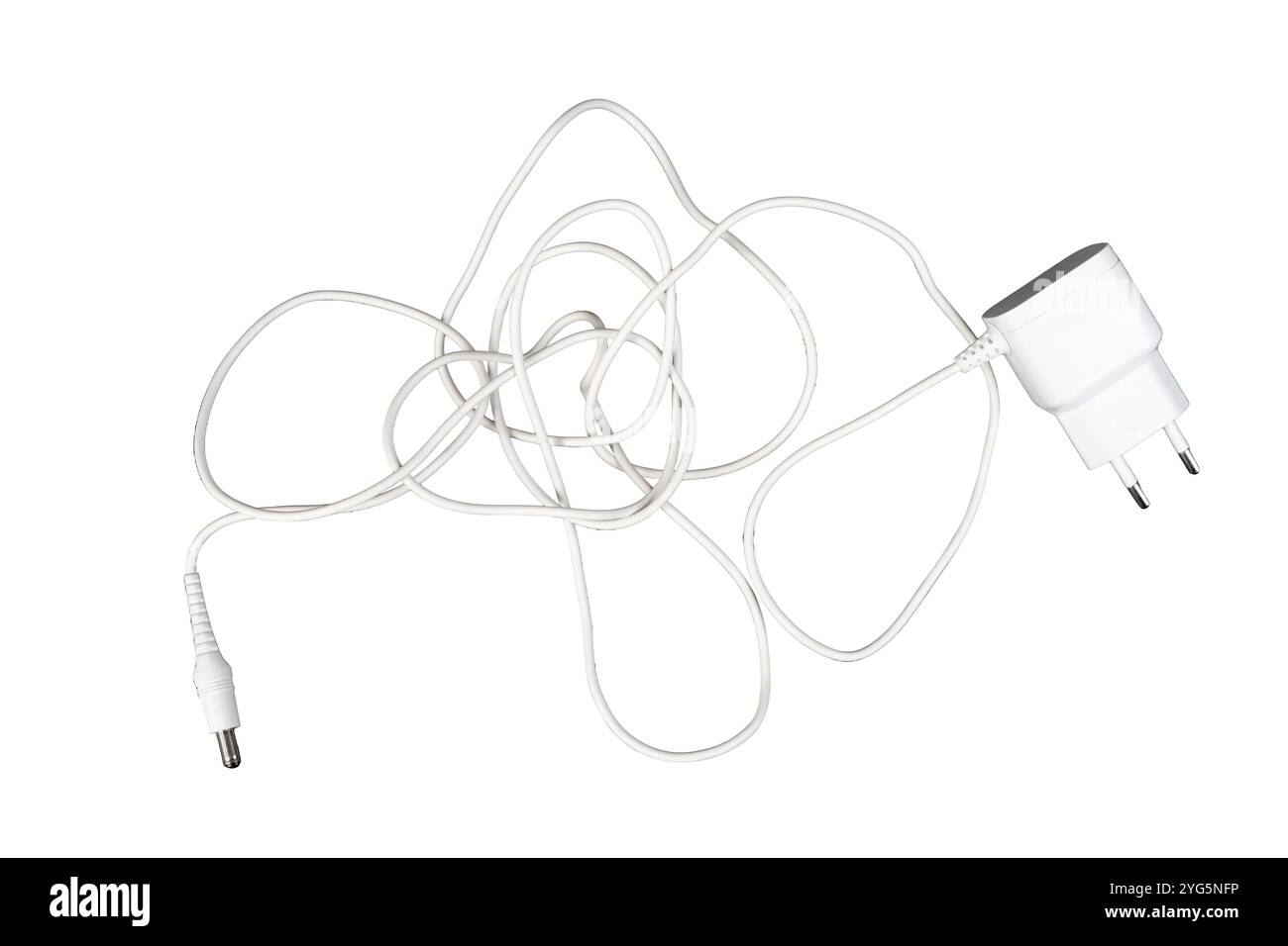 l'invention concerne un dispositif d'alimentation portable avec câble sur fond transparent Banque D'Images