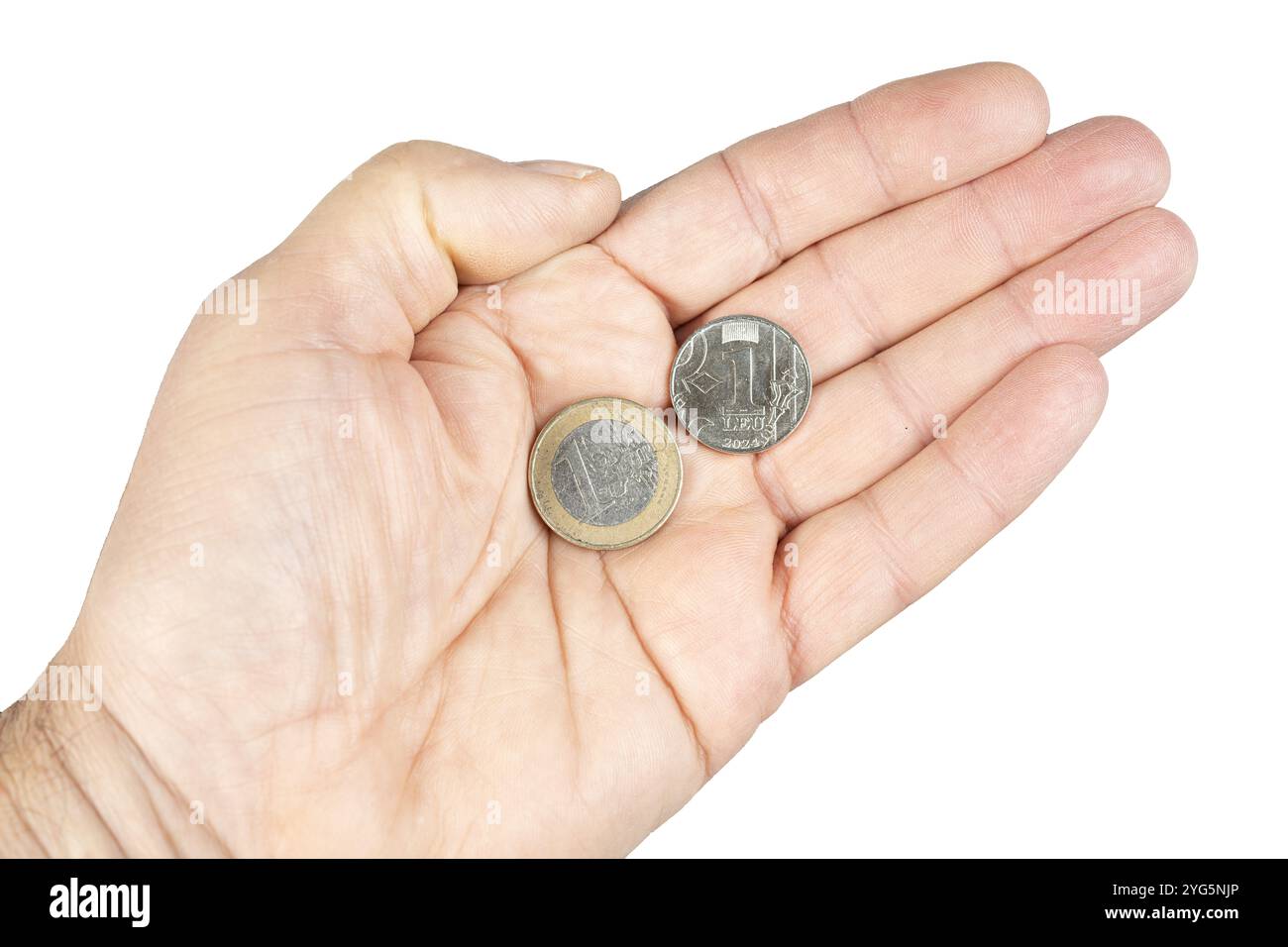 Une pièce de 1 euro et une pièce de 1 Leu moldave sur la paume de la main Banque D'Images
