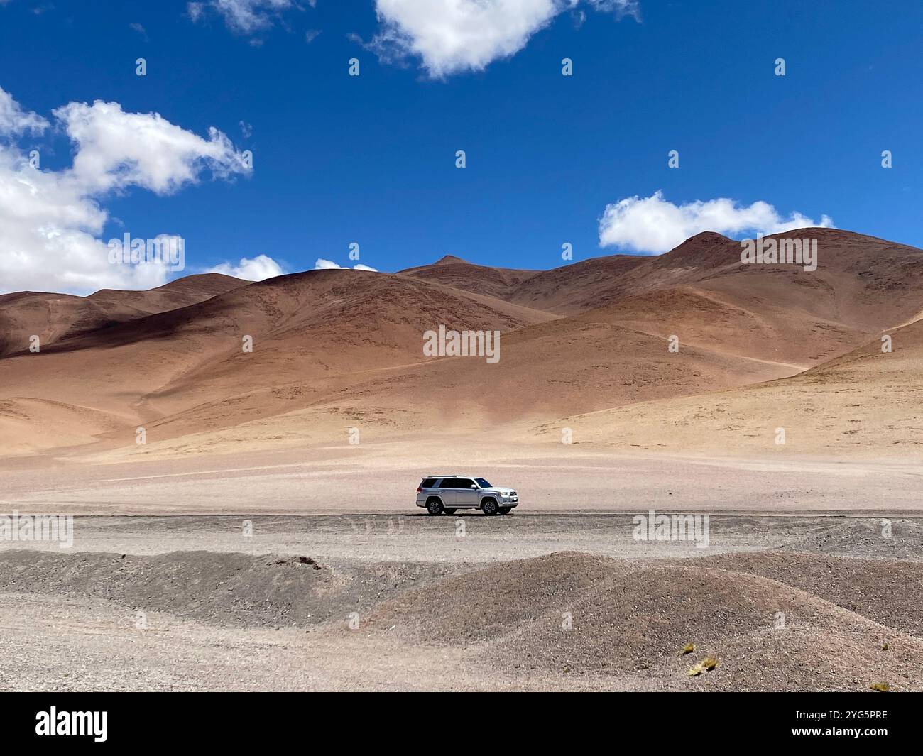 Vue imprenable sur le désert d'Atacama, connu comme le désert le plus sec du monde. Le vaste paysage aride présente un environnement dramatique semblable à mars - Image de stock capturée avec un smartphone