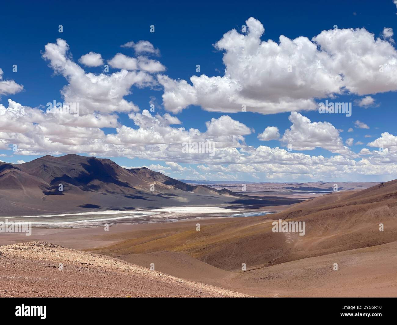 Vue imprenable sur le désert d'Atacama, connu comme le désert le plus sec du monde. Le vaste paysage aride présente un environnement dramatique semblable à mars - Image de stock capturée avec un smartphone