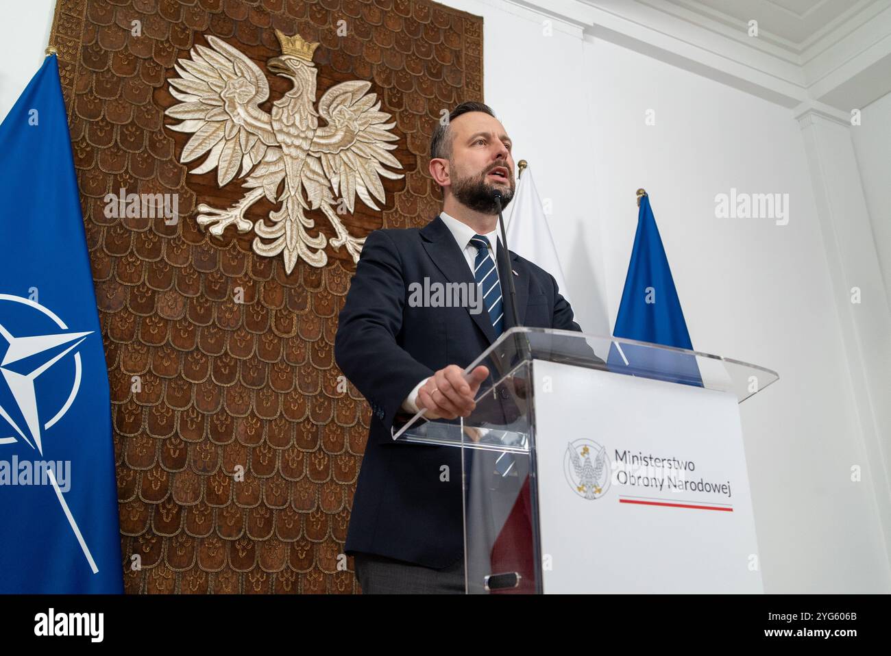 Le ministre de la Défense nationale, Wladyslaw Kosiniak-Kamysz, prononce une conférence de presse. Le siège du ministère de la Défense nationale à Varsovie, le vice-premier ministre et ministre de la Défense nationale Wladyslaw Kosiniak-Kamysz a remis des prix aux soldats américains stationnés en Pologne. Cet honneur, décerné avant la prochaine Journée de l'indépendance nationale de la Pologne, souligne l'étroite coopération en matière de défense et de sécurité entre la Pologne et les États-Unis et reconnaît la contribution des forces américaines au renforcement de l'alliance de l'OTAN dans la région. Banque D'Images