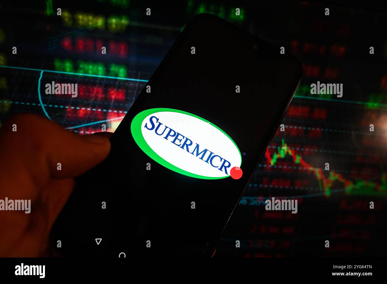 Dans cette illustration photo, un logo Supermicro est affiché sur un smartphone avec des pourcentages boursiers en arrière-plan. Banque D'Images