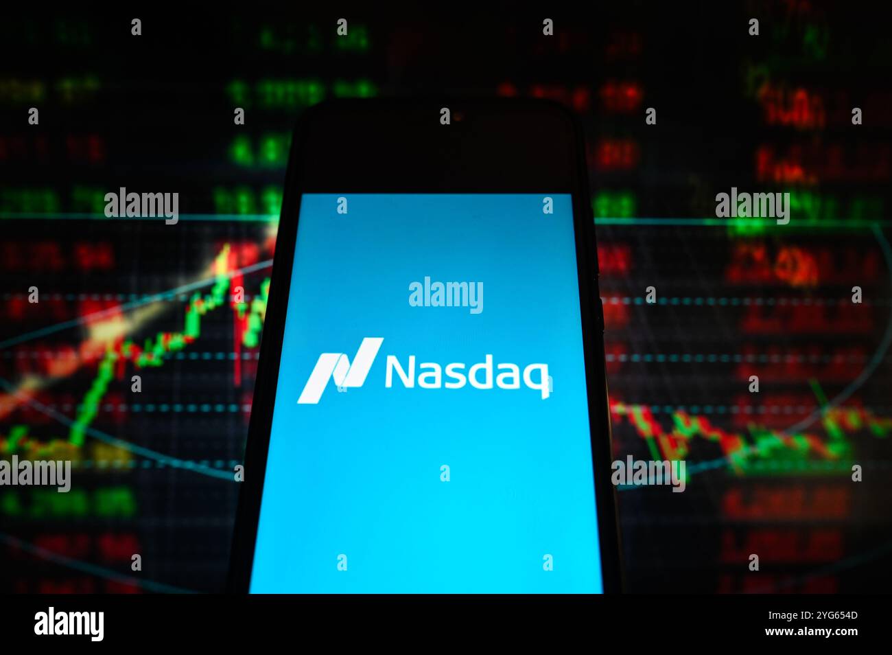 Dans cette illustration photo, un logo Nasdaq est affiché sur un smartphone avec des pourcentages boursiers en arrière-plan. Banque D'Images