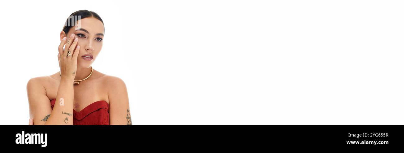 La jeune femme montre la confiance avec un look élégant et une expression rayonnante sur son visage Banque D'Images