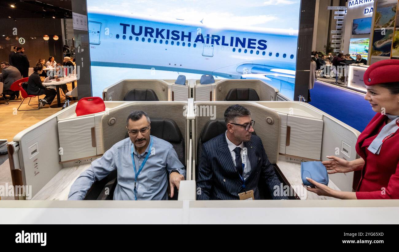 Londres, Royaume-Uni. 6 novembre 2024. Personnel occupant les nouveaux sièges en classe affaires de Turkish Airlines au World Travel Market London, le principal salon professionnel du voyage qui se tient au centre Excel. Dans le récent budget, la taxe sur les passagers aériens a été augmentée, ce qui signifie que les vacanciers paieront plus cher pour voyager par avion. Mark Tanzer, directeur général de l'ABTA (The Travel Association) a déclaré que les voyageurs britanniques paient déjà plus en taxe sur l'air que la plupart des autres pays. Credit : Stephen Chung / Alamy Live News Banque D'Images