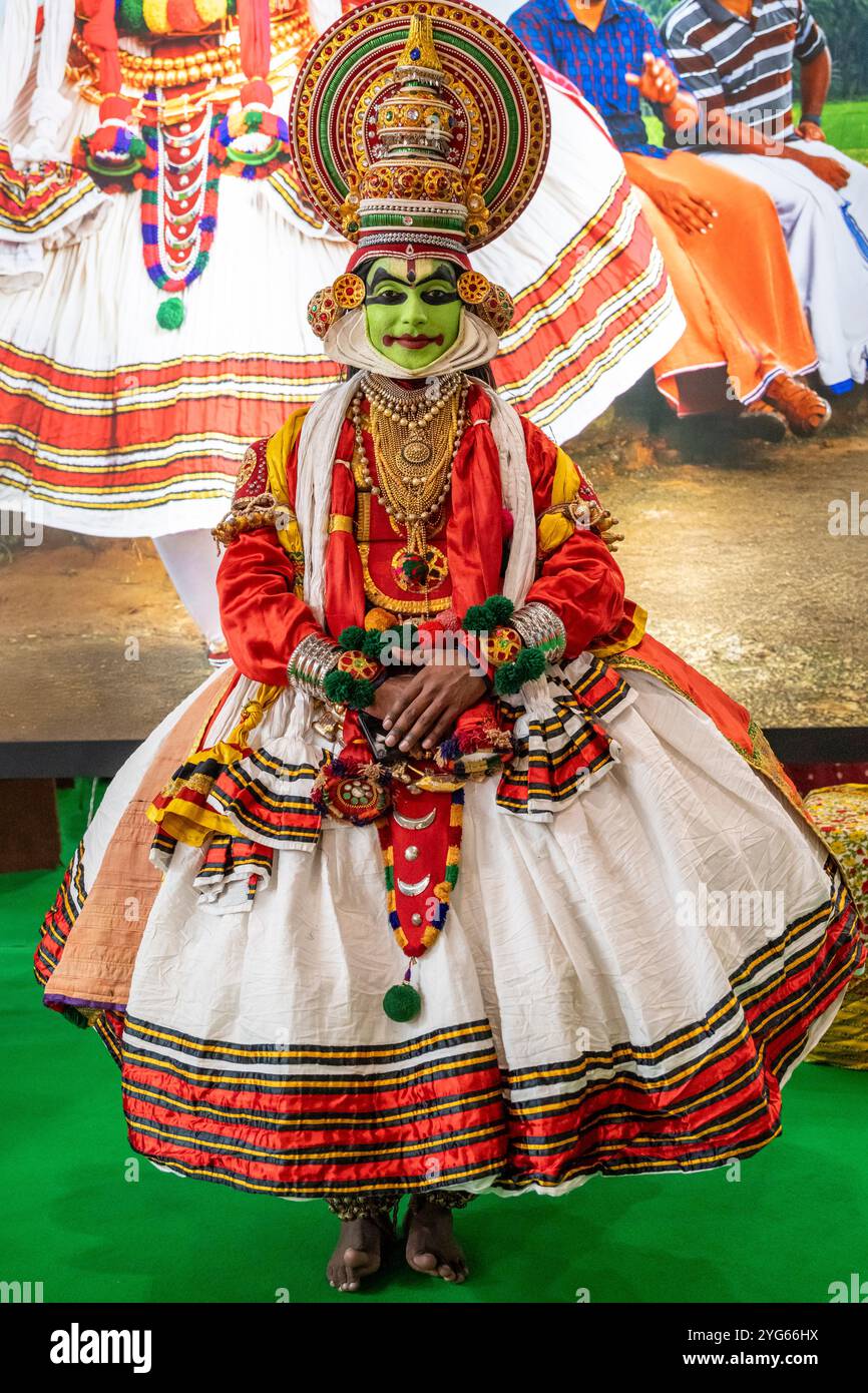 Londres, Royaume-Uni. 6 novembre 2024. Un membre du personnel en tenue traditionnelle comme Shiva, une danseuse kathakali, sur le stand India au World Travel Market London, le principal salon professionnel du voyage qui se tient au centre Excel. Dans le récent budget, la taxe sur les passagers aériens a été augmentée, ce qui signifie que les vacanciers paieront plus cher pour voyager par avion. Mark Tanzer, directeur général de l'ABTA (The Travel Association) a déclaré que les voyageurs britanniques paient déjà plus en taxe sur l'air que la plupart des autres pays. Credit : Stephen Chung / Alamy Live News Banque D'Images