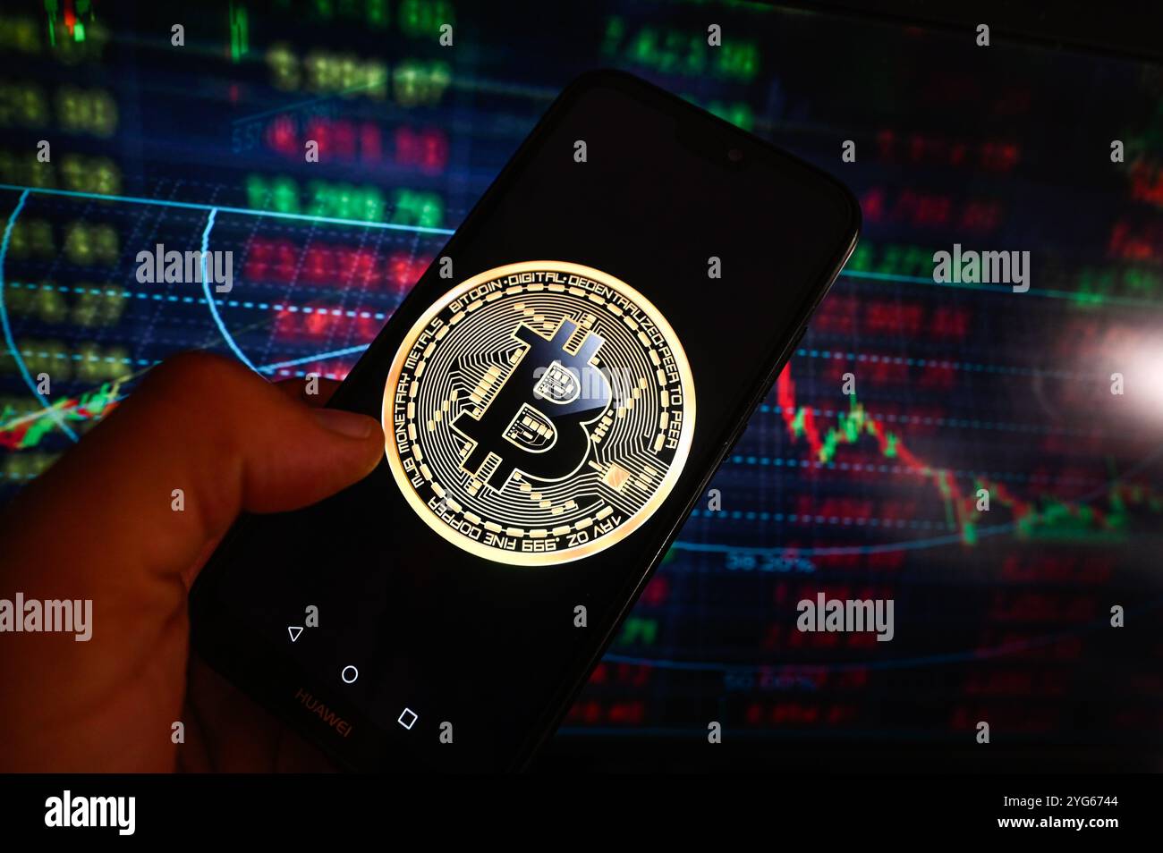 Pologne. 06 novembre 2024. Dans cette illustration photo, un logo Bitcoin est affiché sur un smartphone avec des pourcentages boursiers en arrière-plan. (Photo de Omar marques/SOPA images/SIPA USA) *** strictement à des fins éditoriales *** crédit : SIPA USA/Alamy Live News Banque D'Images