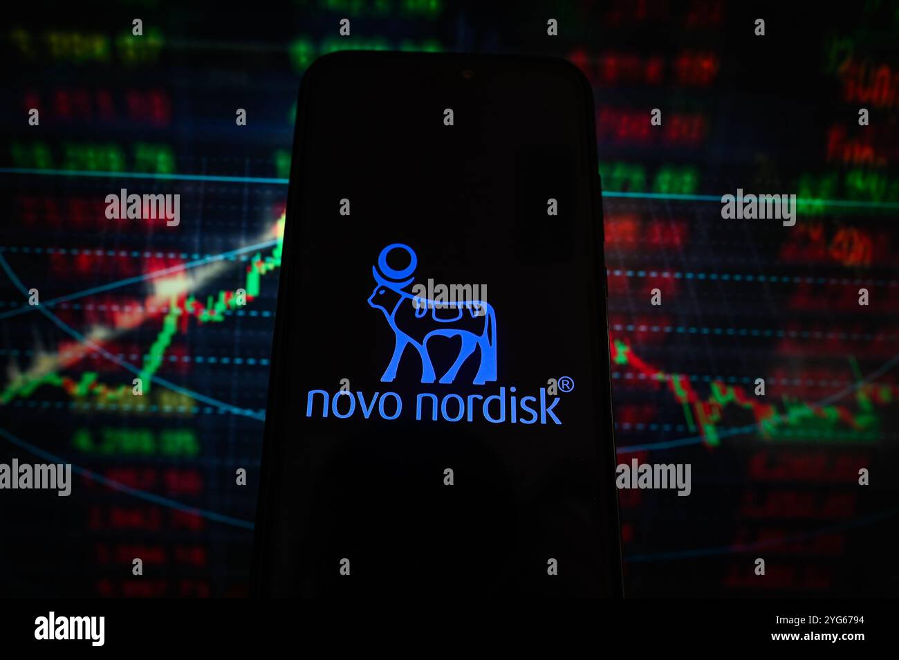 Pologne. 06 novembre 2024. Dans cette illustration photo, un logo Novo Nordisk est affiché sur un smartphone avec des pourcentages boursiers en arrière-plan. (Photo de Omar marques/SOPA images/SIPA USA) *** strictement à des fins éditoriales *** crédit : SIPA USA/Alamy Live News Banque D'Images