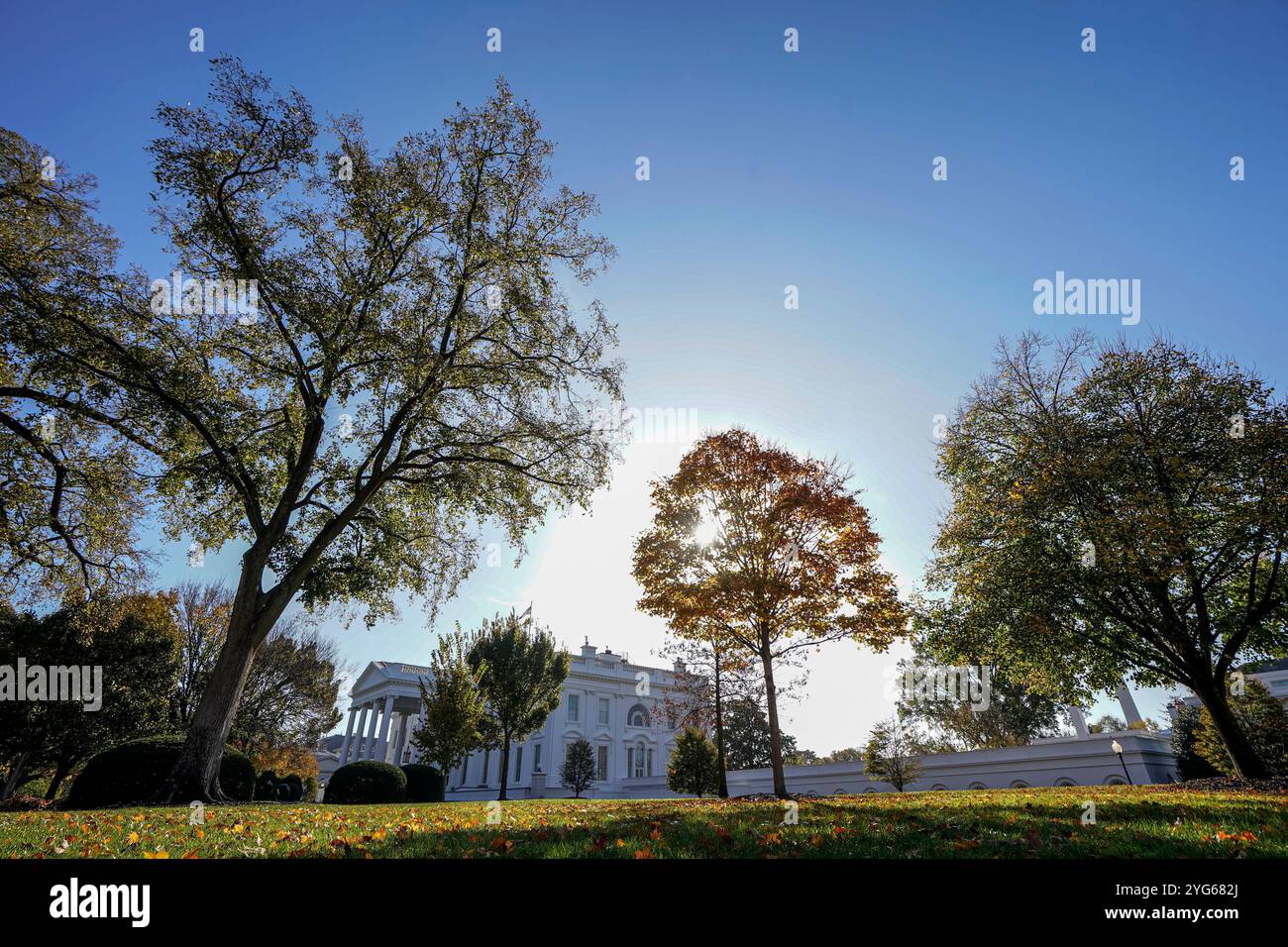 Washington, États-Unis. 06 novembre 2024. Vue de la Maison Blanche le lendemain après que la nation a élu l’ancien président Donald Trump pour devenir le 47e président des États-Unis à Washington, DC le mercredi 6 novembre 2024. Photo de Ken Cedeno/UPI crédit : UPI/Alamy Live News Banque D'Images