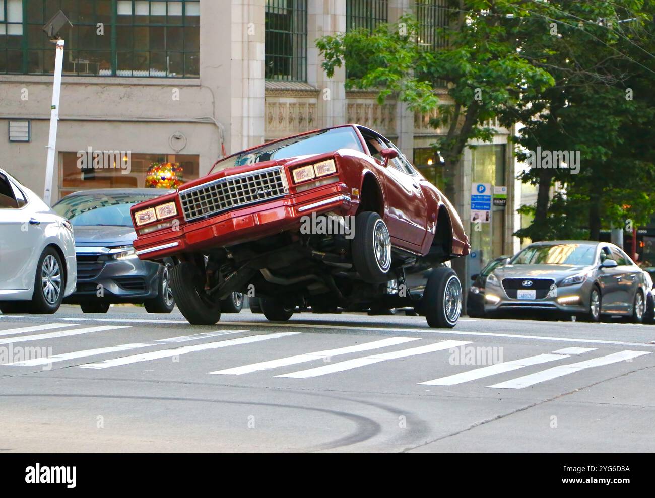 Chevrolet Monte Carlo basse voiture dansante des années 1980 avec suspension hydraulique traversant Seattle Washington State USA Banque D'Images
