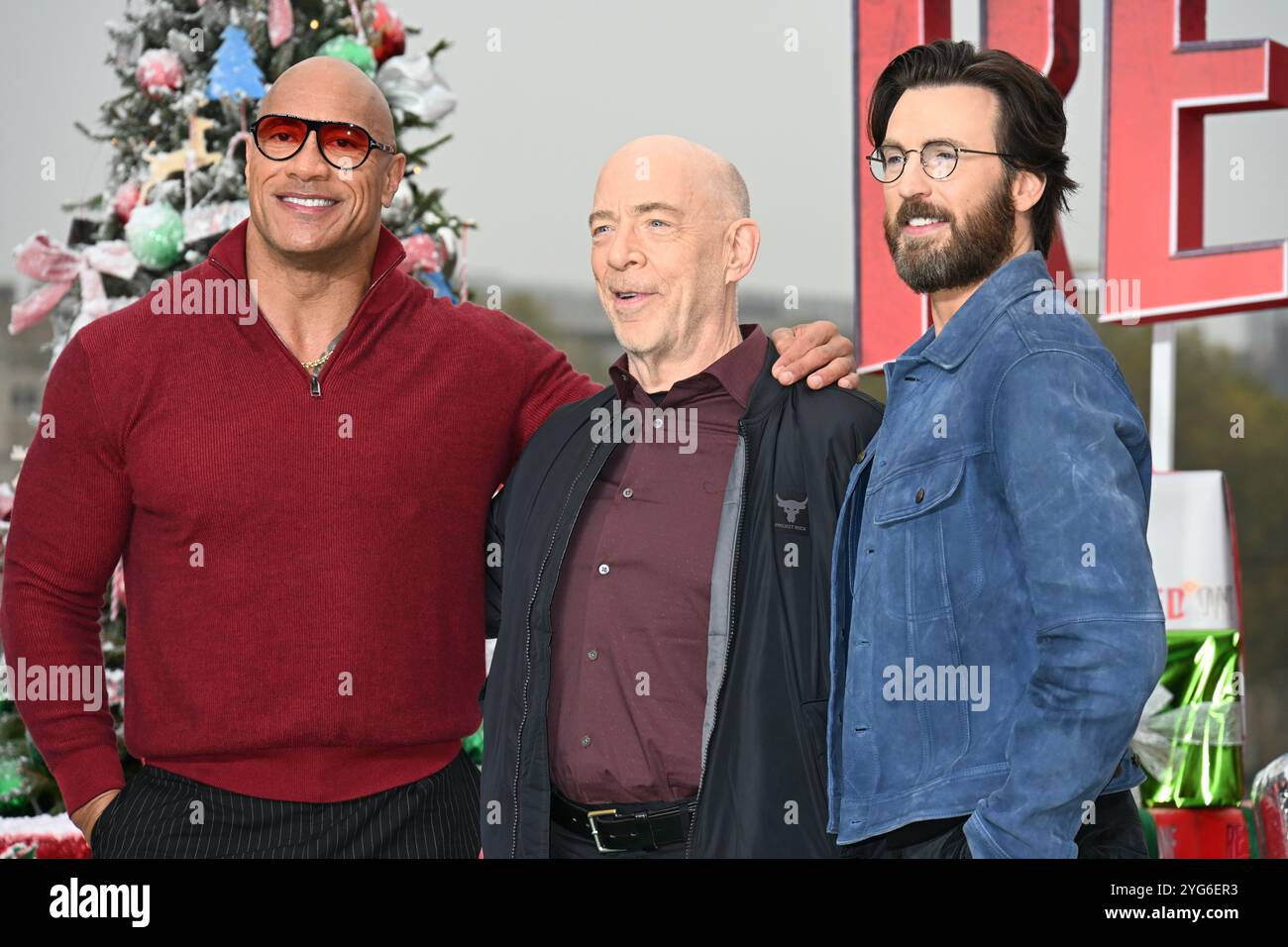 Londres, Royaume-Uni. Dwayne Johnson, J. K Simmons, Chris Evans, Red One Photocall, Potters Fields, Londres, ROYAUME-UNI Banque D'Images