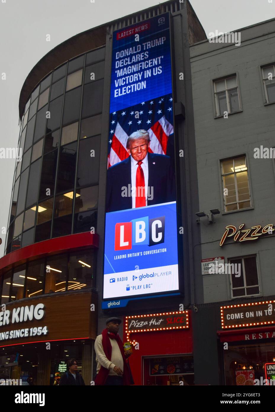 Londres, Royaume-Uni. 6 novembre 2024. Un panneau d'affichage numérique à Leicester Square affiche une nouvelle de LBC selon laquelle Donald Trump a remporté les élections américaines contre Kamala Harris. Crédit : Vuk Valcic/Alamy Live News Banque D'Images