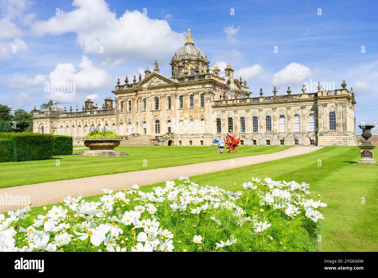 Castle Howard Yorkshire parterres de fleurs et sculpture dans les jardins - Castle Howard est une maison de campagne anglaise dans le North Yorkshire Angleterre UK GB Europe Banque D'Images