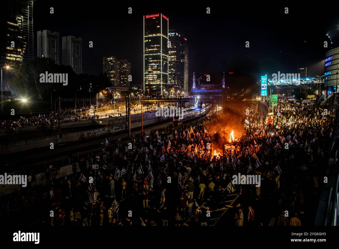 Les manifestants israéliens bloquent la voie ferrée d'Ayalon, lors d'une manifestation spontanée à tel Aviv après que le premier ministre israélien Benjamin Netanyahu a viré le ministre de la Défense Yoav Gallant, mardi 05 novembre 2024. Netanyahu a congédié mardi Gallant dans une annonce surprise dans laquelle il a cité un Òcrisis de trustÓ, nommant le ministre des Affaires étrangères Israël Katz pour lui succéder. Cette décision a déclenché des manifestations de masse à tel Aviv et dans d'autres villes du pays. Photo par Eyal Warshavsky. Banque D'Images