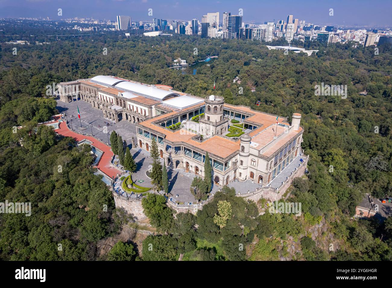 Une vue aérienne époustouflante du palais de Chapultepec à Mexico, mettant en valeur son architecture historique au milieu du paysage urbain et de la verdure environnante Banque D'Images