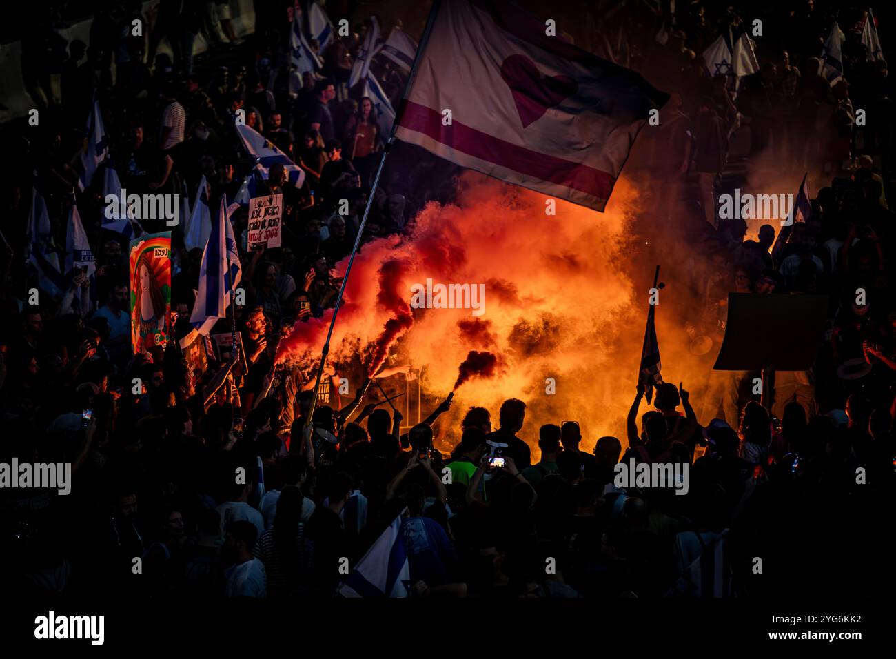 Les manifestants israéliens bloquent la voie ferrée d'Ayalon, lors d'une manifestation spontanée à tel Aviv après que le premier ministre israélien Benjamin Netanyahu a viré le ministre de la Défense Yoav Gallant, mardi 05 novembre 2024. Netanyahu a congédié mardi Gallant dans une annonce surprise dans laquelle il a cité un Òcrisis de trustÓ, nommant le ministre des Affaires étrangères Israël Katz pour lui succéder. Cette décision a déclenché des manifestations de masse à tel Aviv et dans d'autres villes du pays. Photo par Eyal Warshavsky. Banque D'Images