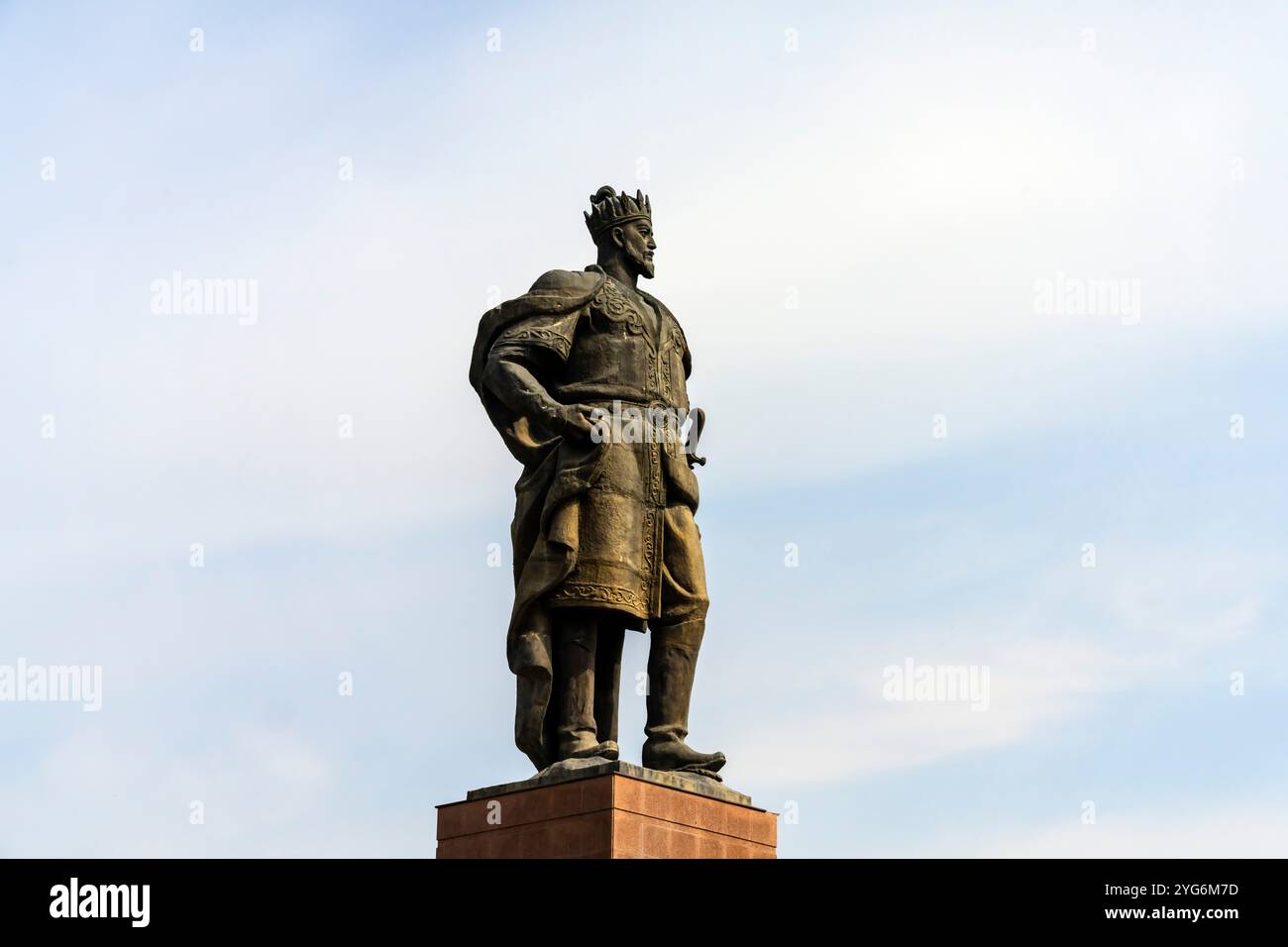 Une statue monumentale d'Amir Timur se dresse devant les ruines du palais Ak-Saray. Ruines du portail d'entrée du palais Ak-Saray. L'Ak-Saray Pala Banque D'Images