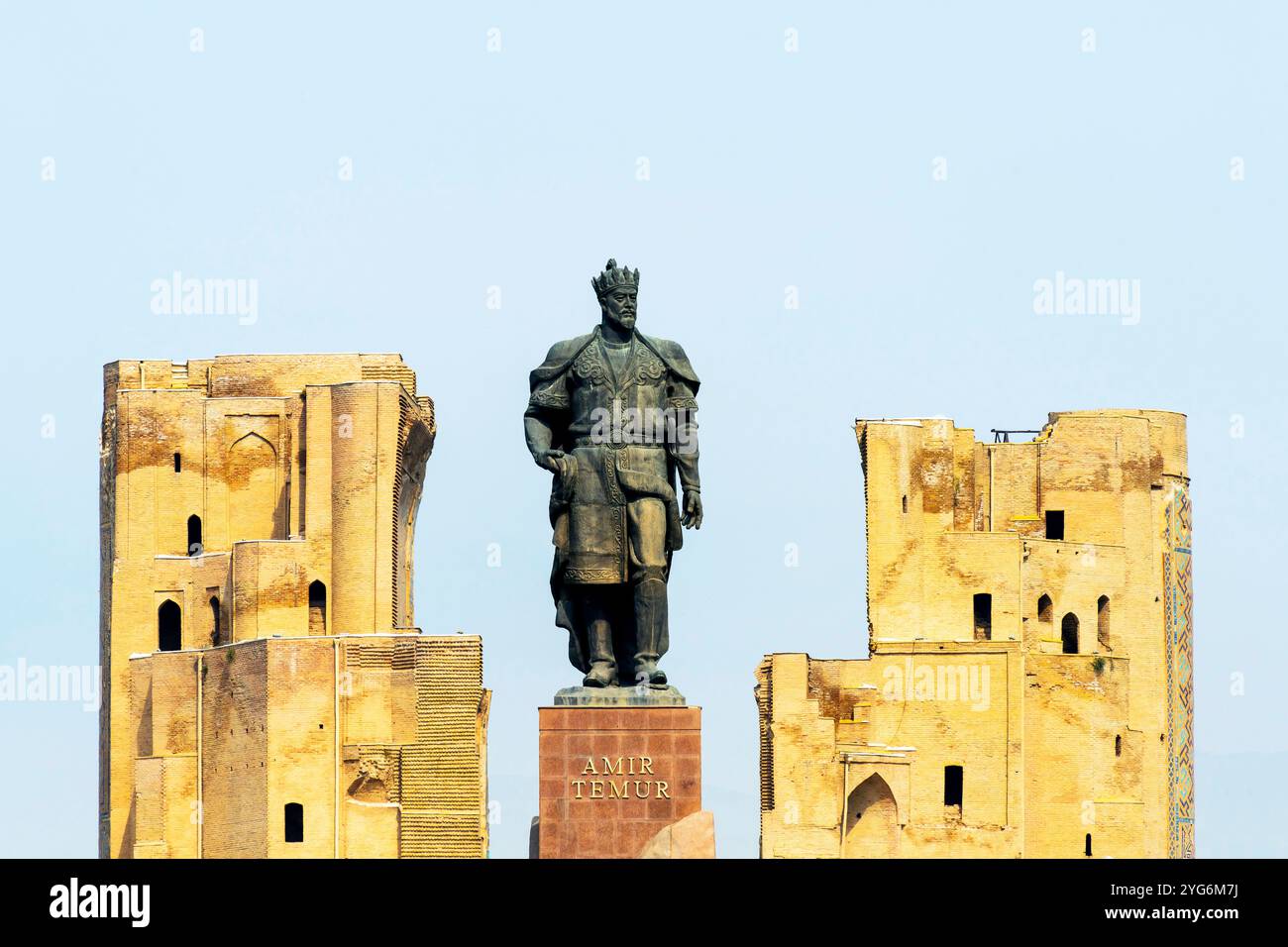 Une statue monumentale d'Amir Timur se dresse devant les ruines du palais Ak-Saray. Ruines du portail d'entrée du palais Ak-Saray. L'Ak-Saray Pala Banque D'Images