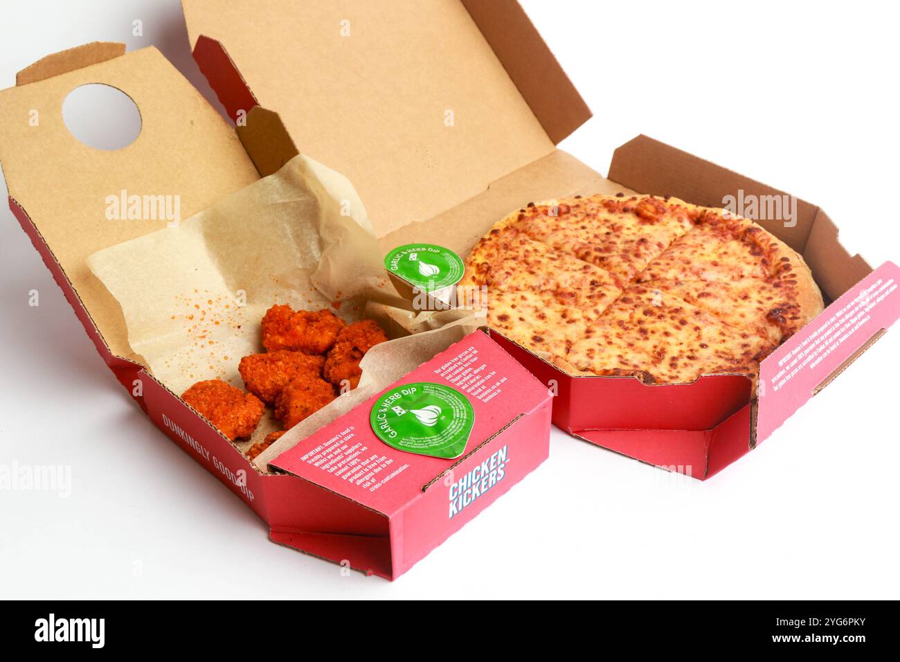 Londres, Royaume-Uni, 5 novembre 2024 :- Une vue de la pizza Margherita de 9” de Domino avec Chicken Kickers, sur fond blanc Banque D'Images