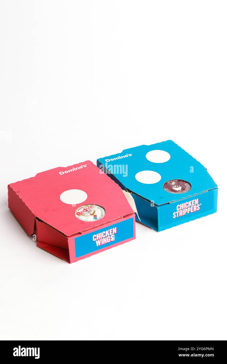 Londres, Royaume-Uni, 5 novembre 2024 :- Une vue de Domino’s Pizza’s Chicken Wings and Strippers, sur fond blanc Banque D'Images