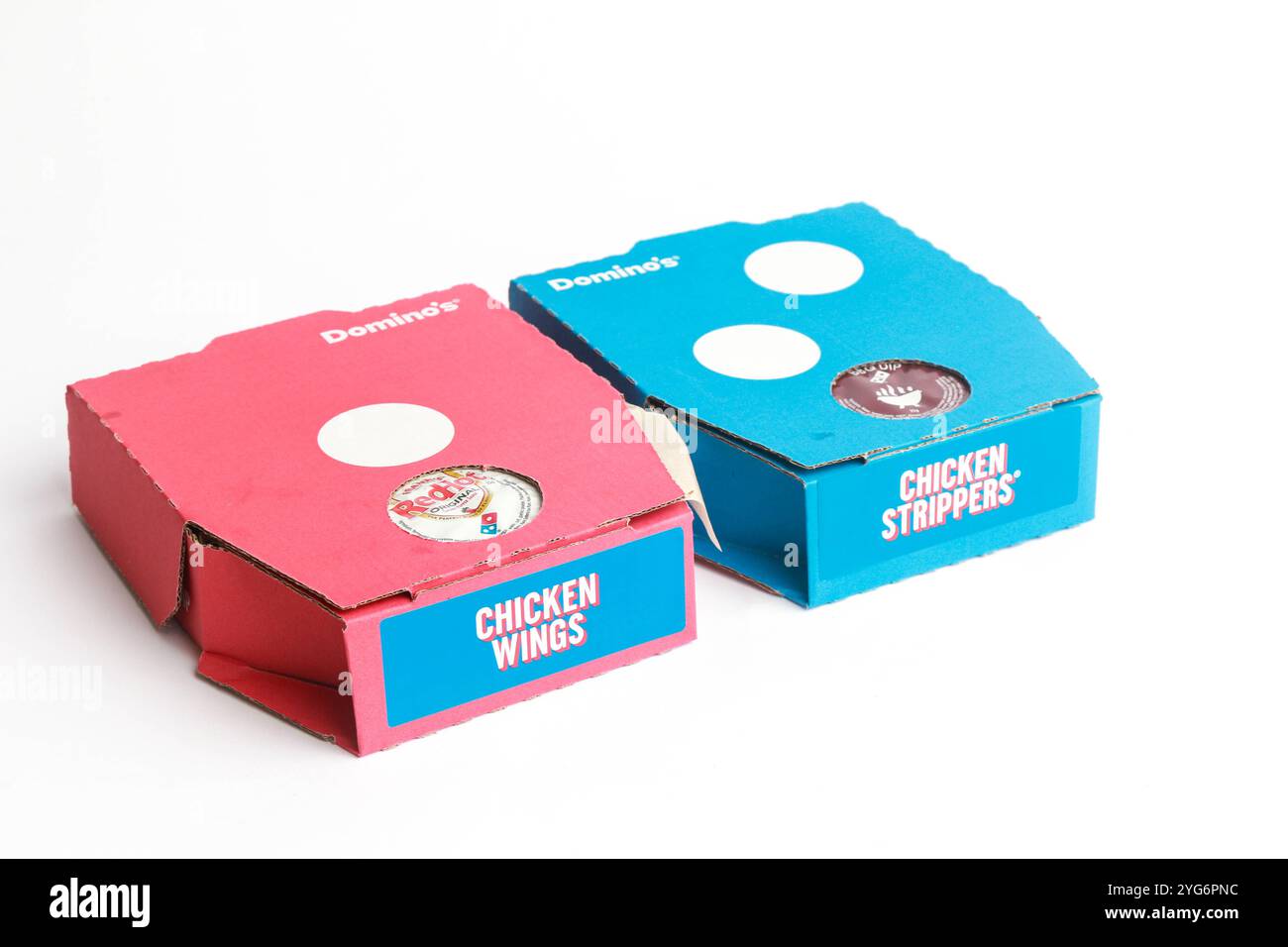 Londres, Royaume-Uni, 5 novembre 2024 :- Une vue de Domino’s Pizza’s Chicken Wings and Strippers, sur fond blanc Banque D'Images