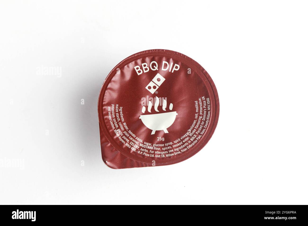 Londres, Royaume-Uni, 5 novembre 2024 :- Une vue de Domino’s Pizza’s BBQ Dip, sur fond blanc Banque D'Images