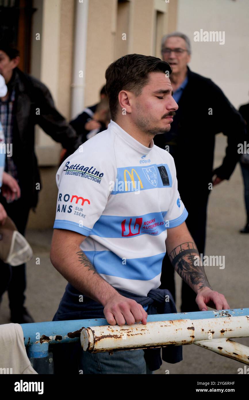 Romans sur Isère, France. 06 novembre 2024. Le Rugby Club de Romans-péage, aux côtés de la famille de la victime, a organisé une marche silencieuse ce mercredi 6 novembre pour rendre hommage à Nicolas Dumas, abattu lors d’une fusillade survenue dans la nuit du jeudi 31 octobre au vendredi 1er novembre devant la discothèque le Seven à Saint-Péray (Ardèche). Romans-sur-Isère, France le 6 novembre 2024. Photo de Leo Previtali/ABACAPRESS. COM Credit : Abaca Press/Alamy Live News Banque D'Images