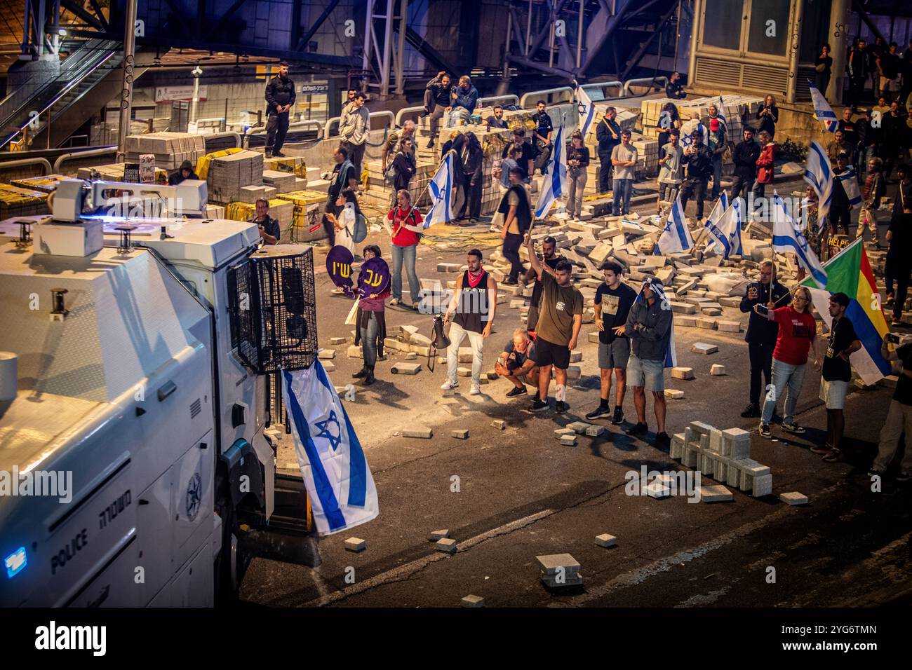 Des manifestants font face à un canon à eau de la police israélienne lors d'une manifestation spontanée à tel Aviv après que le premier ministre israélien Benjamin Netanyahu a tiré le ministre de la Défense Yoav Gallant, mardi 05 novembre 2024. Netanyahu a congédié mardi Gallant dans une annonce surprise dans laquelle il a cité un Òcrisis de trustÓ, nommant le ministre des Affaires étrangères Israël Katz pour lui succéder. Cette décision a déclenché des manifestations de masse à tel Aviv et dans d'autres villes du pays. Photo par Eyal Warshavsky. Banque D'Images