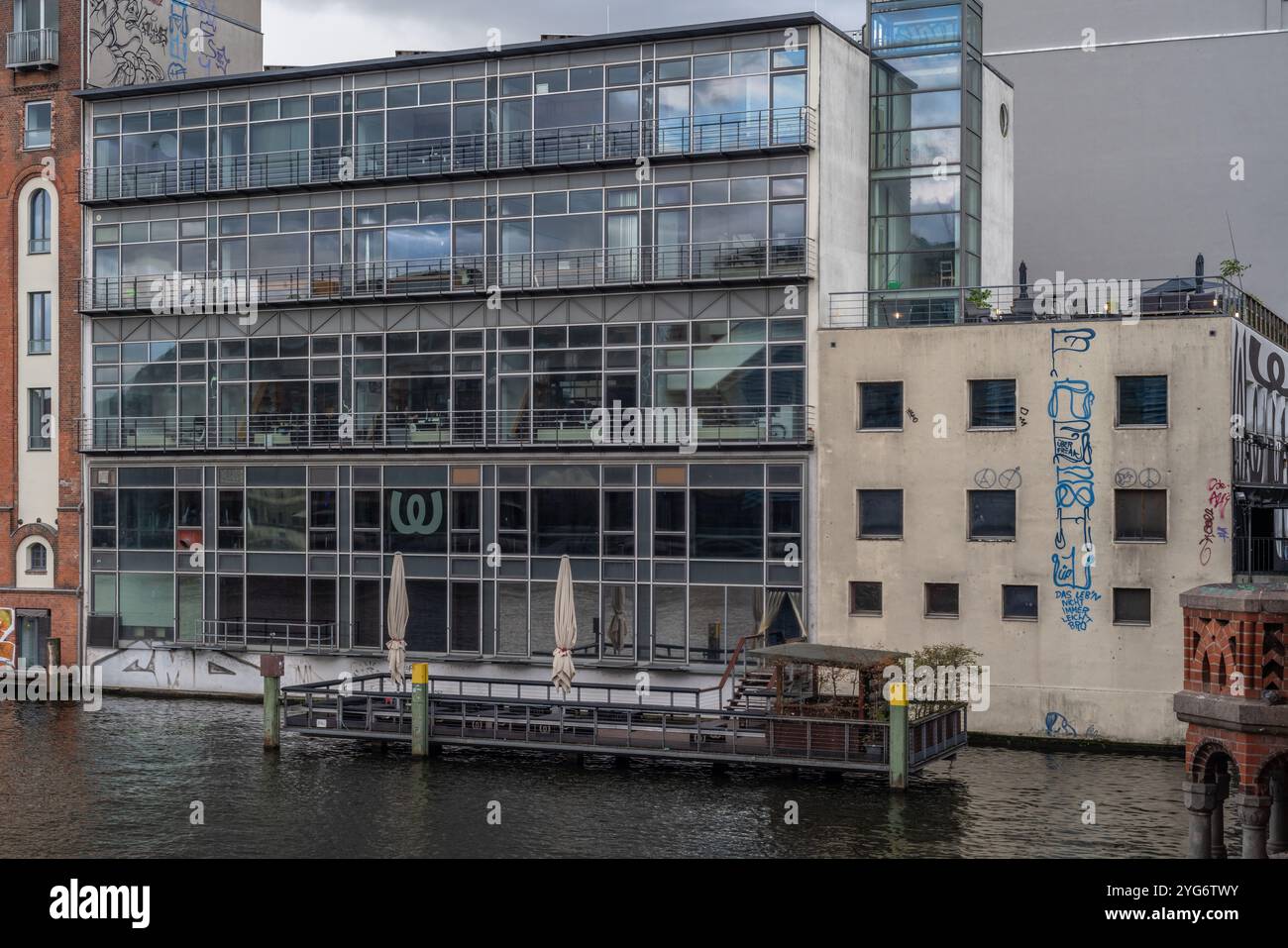 Le Watergate Club récemment fermé le long des rives de la rivière Spree à Berlin, Allemagne, Europe Banque D'Images