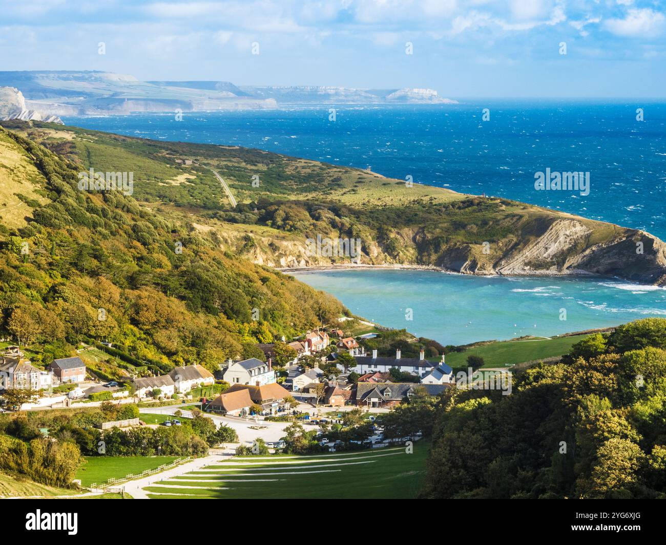 La vue sur le village de West Lulworth et Lulworth Cove sur la côte jurassique dans le Dorset. Banque D'Images